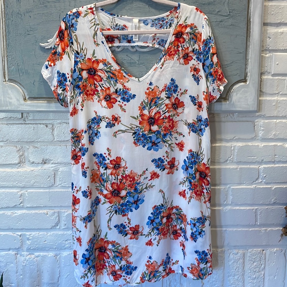 Short Sleeved Short White Dress w/ Blue and Red Flowers M/L